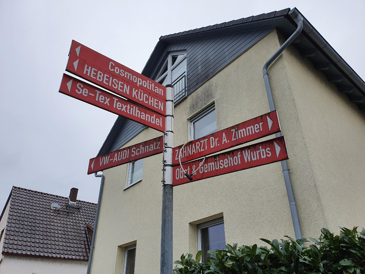 Alte rote Hinweissschilder